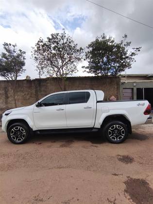 TOYOTA HILUX 2.8 D-4D TURBO DIESEL CD SRX PLUS 4X4 AUTOMÁTICO